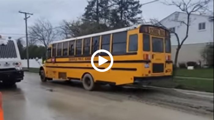 Σχολικό λεωφορείο καταστρέφει υπό κατασκευή δρόμο