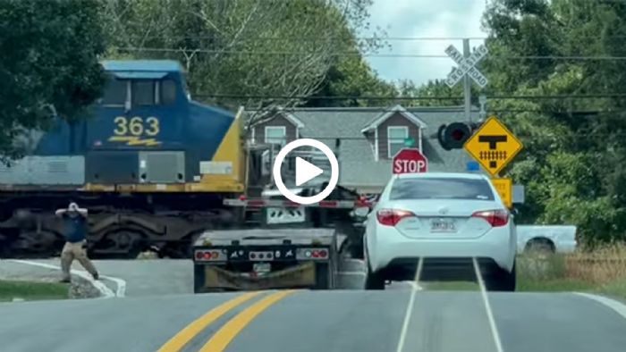 VIDEO: τρένο εξαφανίζει φορτηγό από τις ράγες