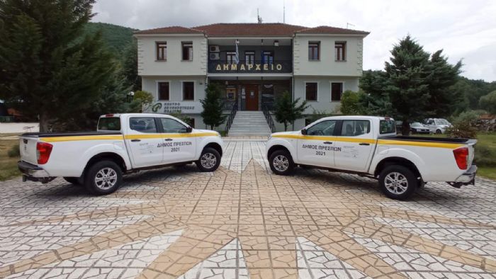 Τα δύο Nissan Navara μπροστά από το Δημαρχείο, έτοιμα να συμβάλουν στις κοινωνικές υποδομές και υπηρεσίες του Δήμου Πρεσπών.