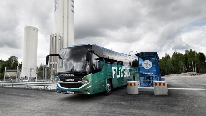 Ντεμπούτο για τα διεθνή δρομολόγια με λεωφορεία που καίνε βιοαέριο (biogas). Στη φωτό το μοντέλο της Scania να γεμίζει καύσιμο σε σταθμό της Gasum.