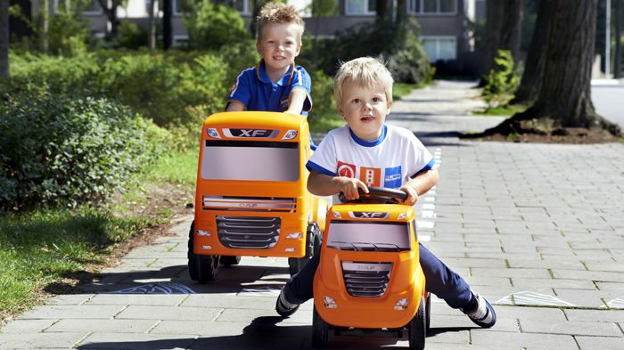 Η DAF Trucks παρουσίασε νέες… λιλιπούτειες εκδόσεις του κορυφαίου XF Euro6 για τους μικρούς της φίλους. 