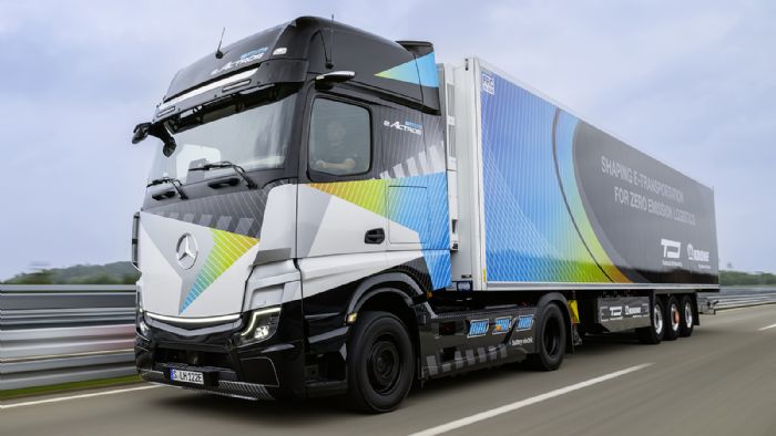 Το 2024 θα ξεκινήσει η παραγωγή του 1ου ηλεκτρικού φορτηγού μεγάλων αποστάσεων της Mercedes-Benz Trucks, του eActros LongHaul που εμφανίστηκε σε πρωτότυπη μορφή στην έκθεση ΙΑΑ Transportation 2022.