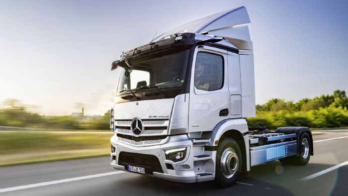 Μετά την έκδοση μονού φορτηγού, αλλά και με συρόμενο τρέιλερ, το Mercedes-Benz eActros λανσάρεται σε έκδοση ηλεκτρικού τράκτορα.