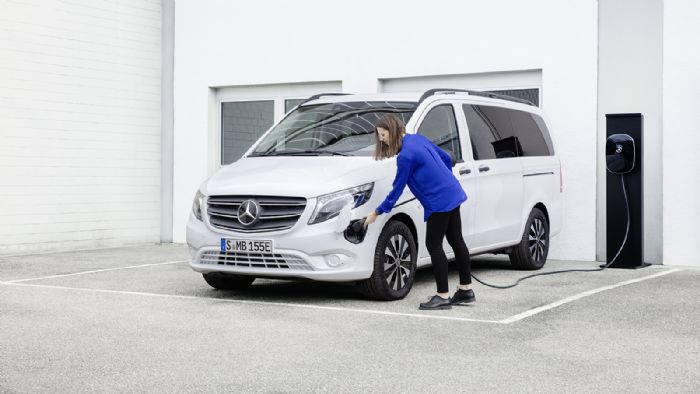 Εκτός από τις μπαταρίες των 90 kWh, το Mercedes-Benz eVito Tourer διατίθεται πλέον και με αυτές των 60 kWh, που «παίρνουν» από το ηλεκτρικό van βάρος 150 κιλών.