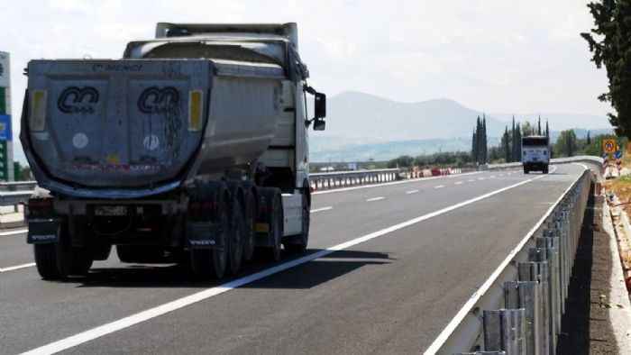 Διέλευση φορτηγών στο παράπλευρο δίκτυο