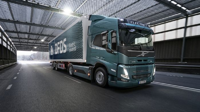 Οι 100 μονάδες του FM Electric που έκλεισε η DFDS, συνιστούν τη μεγαλύτερη έως τώρα παραγγελία για ηλεκτρικά φορτηγά της Volvo Trucks.