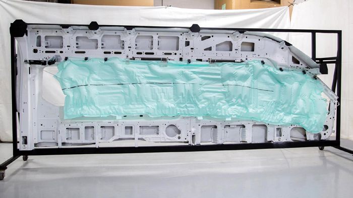 Οι επιβατικές εκδόσεις του νέου Ford Transit θα εφοδιάζονται από το 2015 με έναν πλευρικό αερόσακο «κουρτίνα» μήκους 4.572 χλστ.