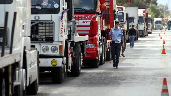 Το ΦΕΚ του υπουργείου Μεταφορών καθορίζει επακριβώς τα οχήματα που εξαιρούνται από την απαγόρευση κυκλοφορίας στο παράπλευρο εθνικό οδικό δίκτυο.