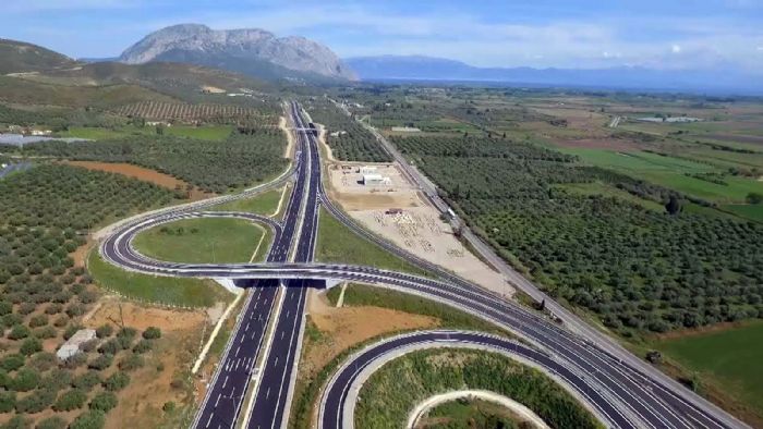 Συνολικά δύο μετωπικοί και δύο πλευρικοί σταθμοί διοδίων θα λειτουργήσουν αρχικά στην Ιόνια Οδό, στο τμήμα Αμφιλοχία – Εγνατία.