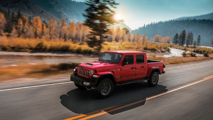 Το νέο Jeep Gladiator Pick-Up αναμένεται να ξεκινήσει την εμπορική του πορεία και στην ελληνική αγορά, το αργότερο μέχρι τον προσεχή Μάιο. 