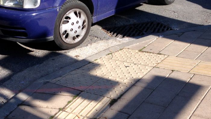 Πιο αυστηρές ποινές σε παραβάσεις που σχετίζονται με την αντικοινωνική συμπεριφορά, όπως η στάθμευση σε διαβάσεις ΑμεΑ, θα προβλέπει ο νέος Κ.Ο.Κ. 