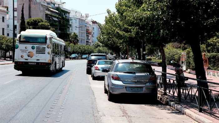 Γερανούς για την απομάκρυνση των οχημάτων που κινούνται ή… σταθμεύουν στις λεωφορειολωρίδες θα επιστρατεύσει σύντομα ο ΟΑΣΑ. 