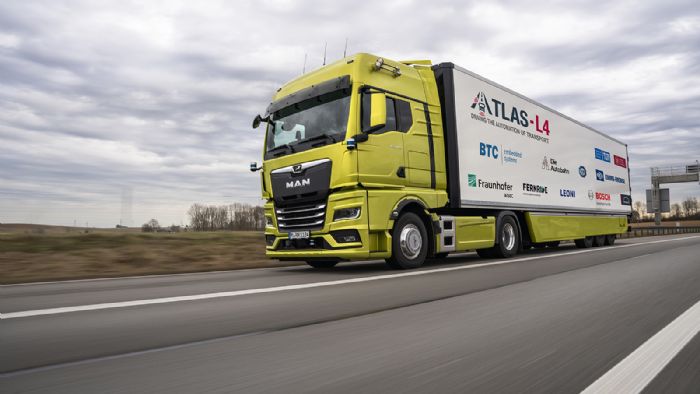 Το πρόγραμμα ATLAS L4 φιλοδοξεί να εξελίξει αυτόνομα κινούμενα φορτηγά στους δρόμους της Γερμανίας μέχρι τα μέσα της τρέχουσας δεκαετίας. 