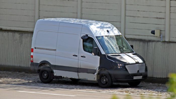 Οι πρώτες εικόνες του νέου Mercedes-Benz Sprinter που θα λανσαριστεί το 2018 έκαναν την εμφάνιση τους στο διαδίκτυο από τις δοκιμές εξέλιξης του μοντέλου.