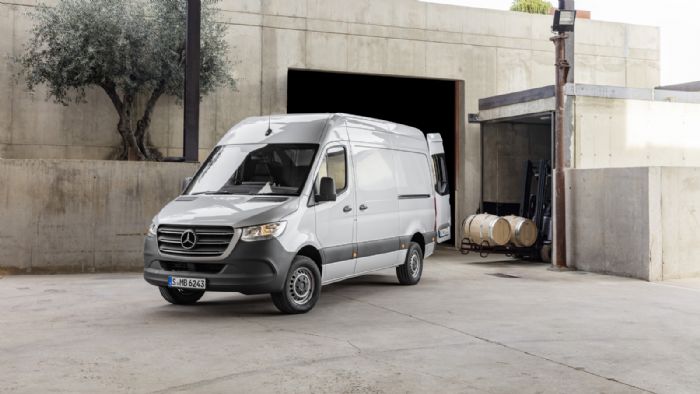 Το νέο Sprinter ξεκίνησε την εμπορική του πορεία και στην Ελλάδα με το κόστος των εκδόσεων Van να ξεκινά από τα ​​​​​​​​​​​​R