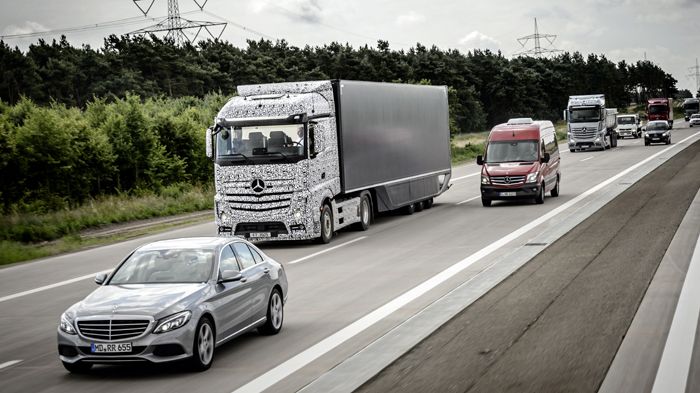 Το «Future Truck 2025» της Mercedes-Benz διαφέρει σημαντικά από τα συμβατικά οχήματα καθώς είναι σε θέση να κινηθεί αυτόνομα στον αυτοκινητόδρομο.