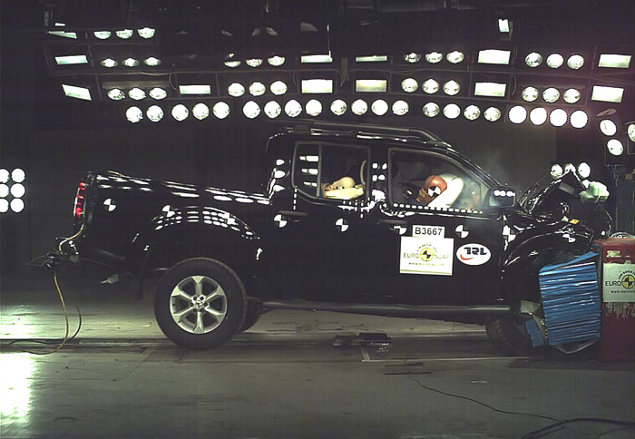 To νέο crash-test του Nissan Navara