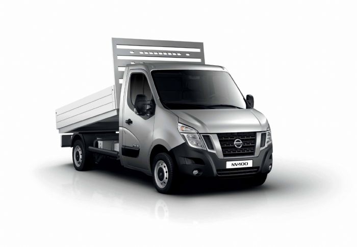 Οι νέες εκδόσεις Tipper του Nissan NV400 θα είναι διαθέσιμες απευθείας από τη γραμμή παραγωγής και θα παρουσιαστούν μέσα στον Απρίλιο. 