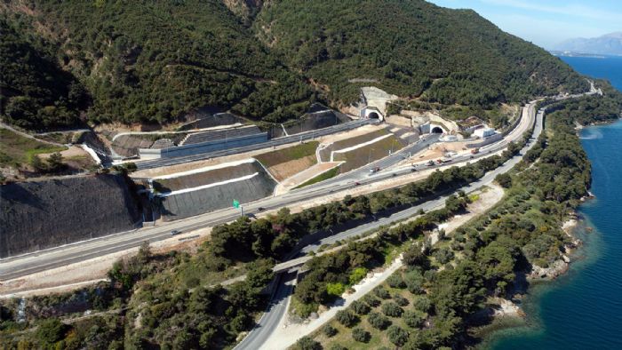 Εργασίες ξεκινούν σήμερα σε διάφορους κόμβους της Ολυμπίας Οδού για την εγκατάσταση του συστήματος αναλογικής χρέωσης των διοδίων.