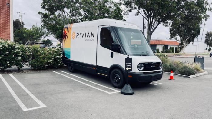 Το ηλεκτρικό van της Rivian σε ρόλο «οδικής βοήθειας»