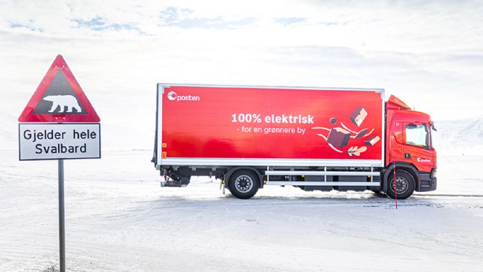 Στον Αρκτικό Ωκεανό, στο Λόνγκγιαρμπιεν του Αρχιπελάγους Σβάλμπαρντ, τα νορβηγικά ταχυδρομεία έβαλαν στη δουλειά ένα ηλεκτρικό Scania 19 τόνων.