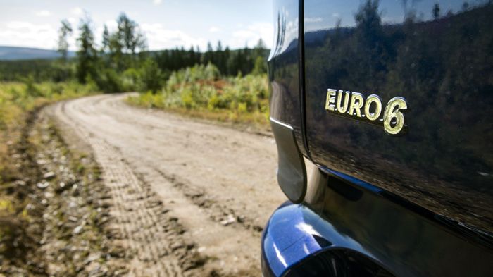 Η Scania ολοκλήρωσε την παρουσίαση των Euro6 εκδόσεων για τους κινητήρες V8 που προσφέρει με απόδοση 520 – 730 ίππων.