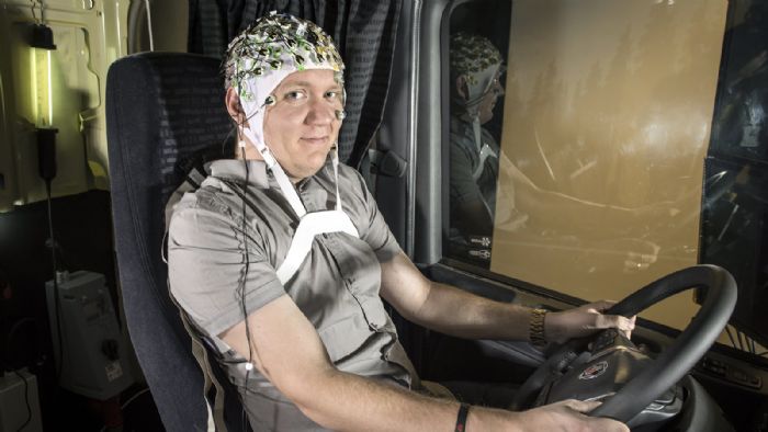 Στο πλαίσιο ερευνών της Scania αναφορικά με την οδική ασφάλεια, οδηγοί κλήθηκαν να οδηγήσουν ενώ παράλληλα καταγράφονταν οι εγκεφαλικές λειτουργίες τους.