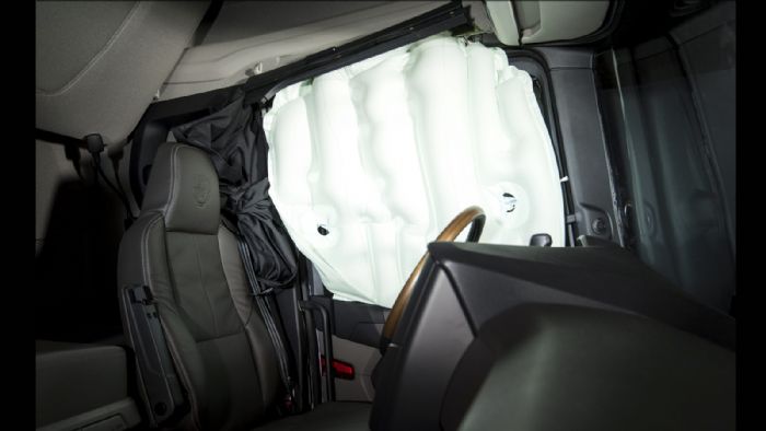 Για πρώτη φορά στην κατηγορία των φορτηγών, η Scania θα προσφέρει και πλευρικούς αερόσακους –τύπου κουρτίνας- με τα οχήματα της.