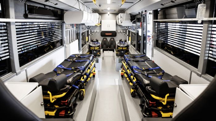 Tο λεωφορείο της Setra φέρει 4 ηλεκτροϋδραυλικά τροχοφόρα φορεία, ενώ το παρών δίνουν οι αναπνευστήρες εντατικής θεραπείας και οι οθόνες παρακολούθησης ασθενών.