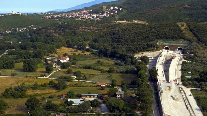 Μέχρι την 31η Μαρτίου αναμένεται να πραγματοποιηθούν τα επίσημα εγκαίνια παράδοσης του τμήματος των Τεμπών του Αυτοκινητοδρόμου Αιγαίου.