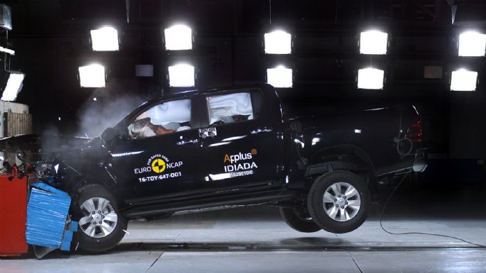 Το νέο Toyota Hilux κατάφερε να αποσπάσει συνολική βαθμολογία 5 αστέρων στα Crash-Tests του Euro NCAP.