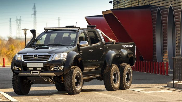 Θηριώδες 3αξονικό Toyota Hilux