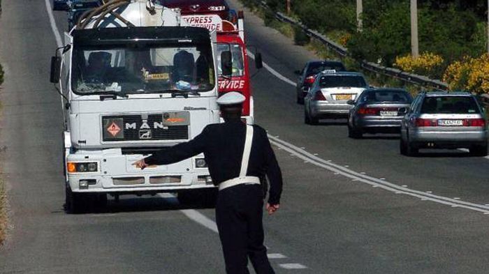 H Τροχαία ανακοίνωσε ότι θα ληφθούν έκτακτα μέτρα στις οδικές αρτηρίες, ώστε να διευκολυνθούν οι οδηγοί κατά την έξοδο του Δεκαπενταύγουστου και για την ομαλή επιστροφή τους.
