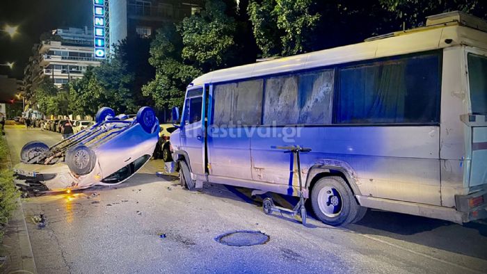 Το κλεμμένο 16θέσιο λεωφορείο που προκάλεσε το ντεραπάρισμα του μικρού ΙΧ στη Θεσσαλονίκη.