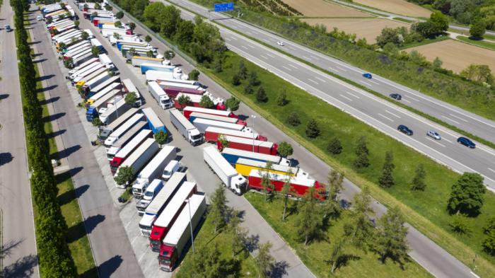 Ανεπαρκείς οι ασφαλείς χώροι στάθμευσης για φορτηγά στην ΕΕ!