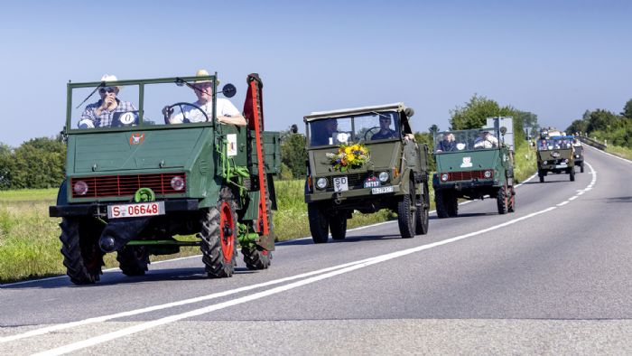 Το κομβόι για τα 75 χρόνια του Unimog περιελάμβανε 75 οχήματα.