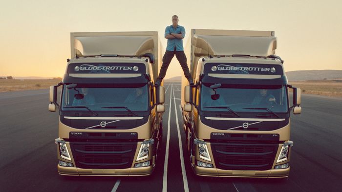 Στο νέο βίντεο της Volvo Trucks, ο Jean-Claude Van Damme πραγματοποιεί το θρυλικό σπαγγάτο του πάνω στους καθρέπτες δύο –εν κινήσει- φορτηγών. 