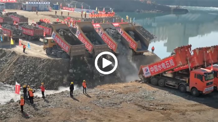 VIDEO: «στρατός» από χωματουργικά φράζουν ποτάμι
