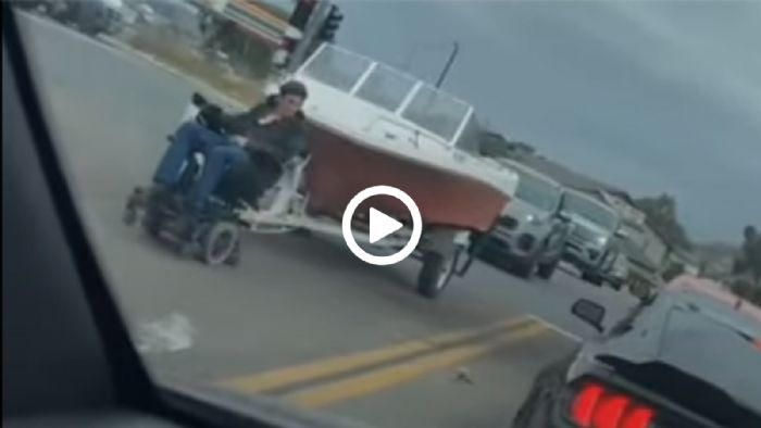 Αναπηρικό αμαξίδιο με σκάφος στον κοτσαδόρο!