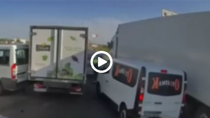 VIDEO: μπλόκο με πολίτες η Αστυνομία για κλεμμένο φορτηγό