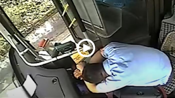 Οδηγός σταματάει το λεωφορείο πριν λιποθυμήσει