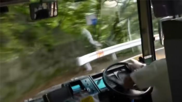 VIDEO: Επική κατάβαση με λεωφορείο να ντριφτάρει!