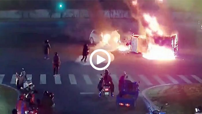 Οδηγός βγαίνει από φλεγόμενο van