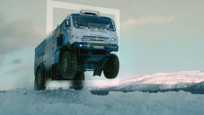 Δείτε πως ένα φορτηγό 10,5t. μπορεί να εκτελέσει ένα άλμα μήκους 37 μέτρων και μάλιστα σε χιονισμένο οδόστρωμα!