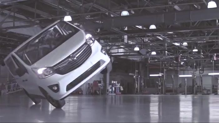 Το νέο Opel Vivaro διαθέτει μια εξαιρετική οδική συμπεριφορά και ο επαγγελματίας οδηγός Paul Swift το ωθεί στα όρια του εντός της γραμμής παραγωγής στο Luton.
