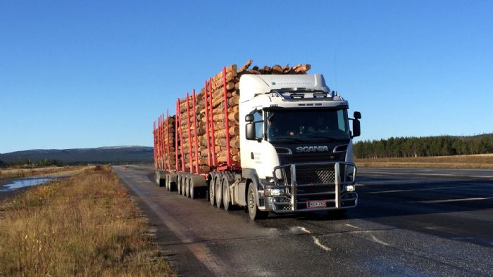 Το ειδικά διαμορφωμένο φορτηγό της Scania έχει 13 άξονες, μήκος 33μ. και μεικτό βάρος 104t.