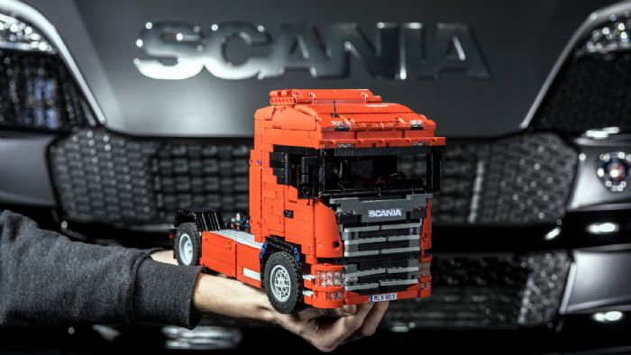 Ο 17χρονος Joakim Jidbacken κατάφερε να κατασκευάσει ένα αντίγραφο του νέου φορτηγού της Scania χρησιμοποιώντας μόνο 1.657 κομμάτια Lego.