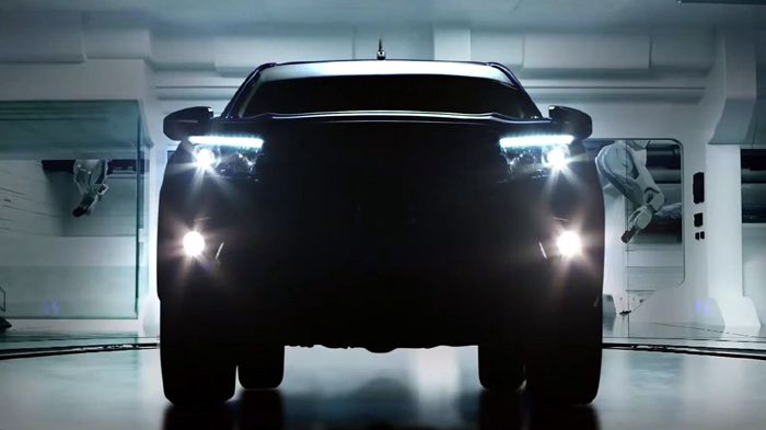 Στο πρώτο βίντεο του νέου Hilux που παρουσίασε η Toyota Thailand δεν αποκαλύπτονται και πολλά στοιχεία της σχεδίασης του μοντέλου.