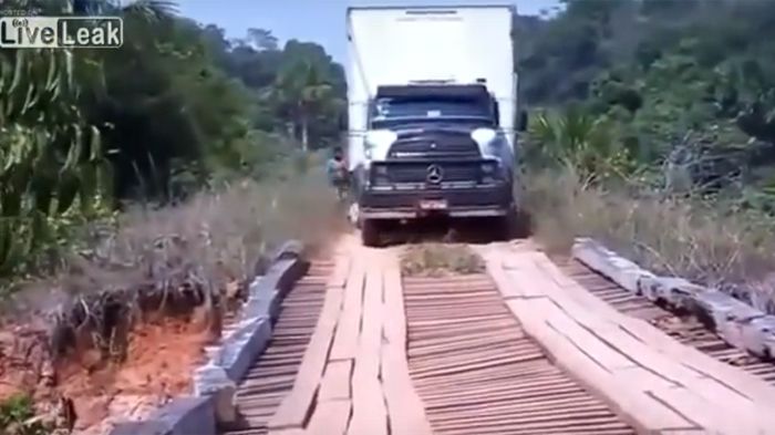 Όταν ένα βαρυφορτωμένο φορτηγό διασχίζει μια παλιά, ξύλινη γέφυρα, δεν χρειάζεται και πολύ φαντασία για να μαντέψει κανείς τι πρόκειται να συμβεί. 