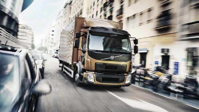 Εντός ή εκτός πόλεως μπορούν να πιάσουν δουλειά τα μεσαία φορτηγά (στη φωτο το Volvo FL).